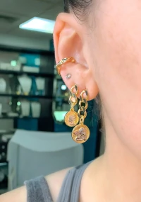 Brinco Grumet com Moeda Queen Ouro18k