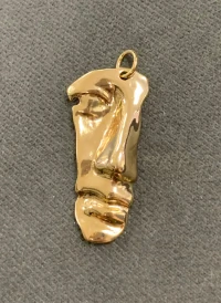 Pingente Rosto Minimalista Grande Ouro