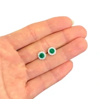 Brinco redondo esmeralda com volta cravejada 8mm prata925