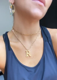 Pingente letra grande serifada ouro18k