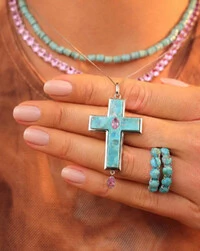 Colar pingente crucifixo turquesa detalhe safira rosa prata925