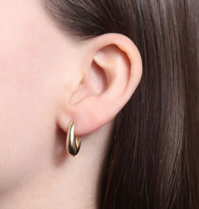 Foto Argola click oval orgânica ouro18k