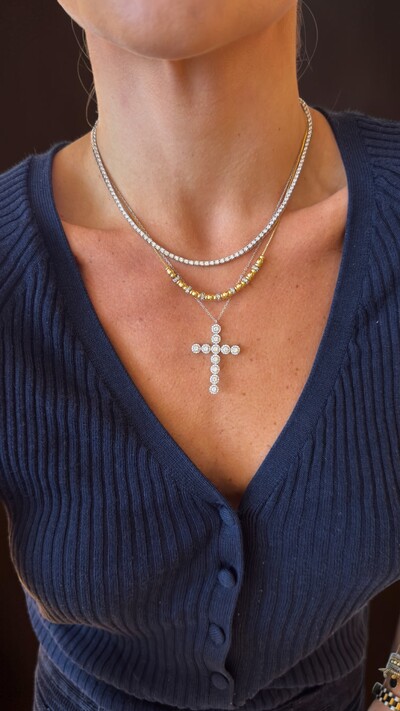 Foto Colar crucifixo solitários com volta cravejada em moissanites 1.48ct prata925