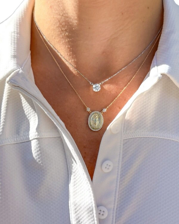 Colar joia medalha nossa senhora das graças volta cravejada e florzinhas moissanite 0.27ct prata925 