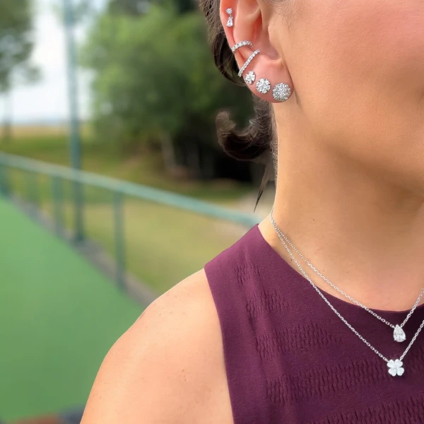 Brinco joia flor solitários em relevo com baguetes e cravação 9mm prata925