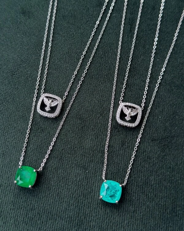 Colar escapulario pedra cushion e divino espirito santo rodio