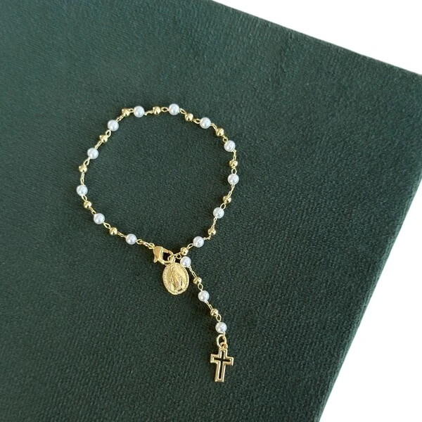 pulseira terço pérolas delicado com medalha de nossa senhora ouro18k