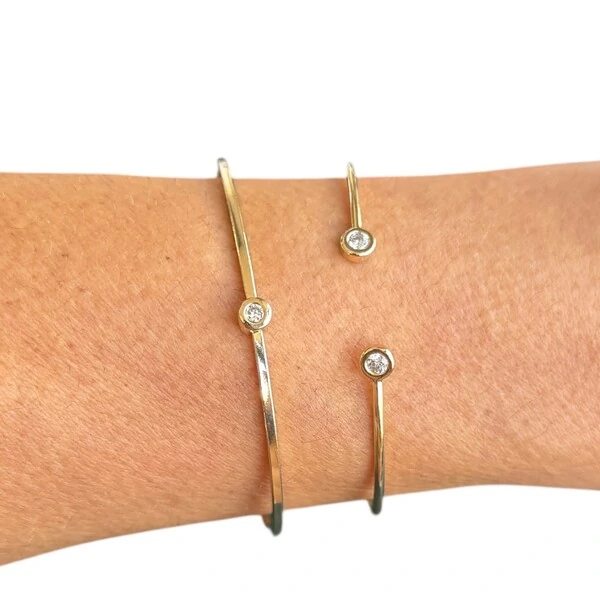 Bracelete delicado com solitário central regulável ouro18k
