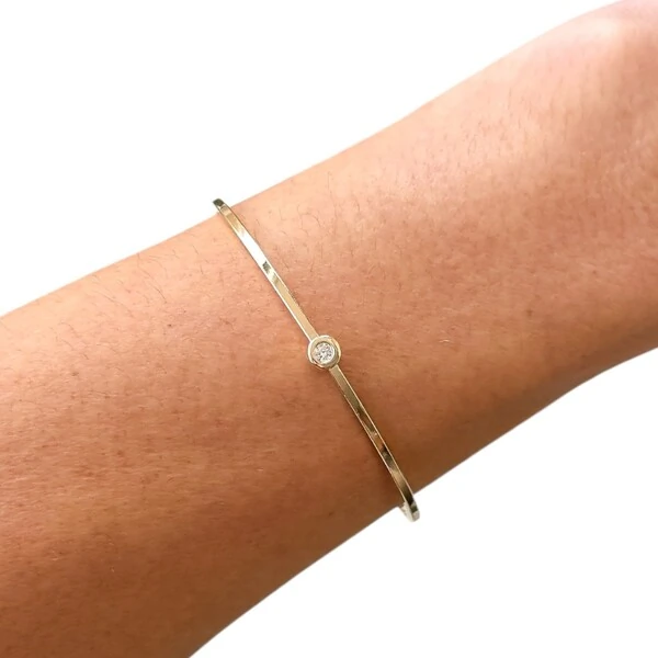 Bracelete delicado com solitário central regulável ouro18k