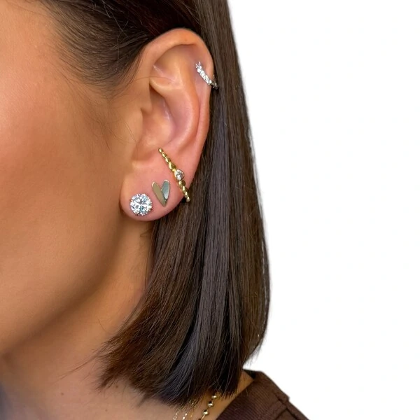 Brinco ear hook corações ouro18k