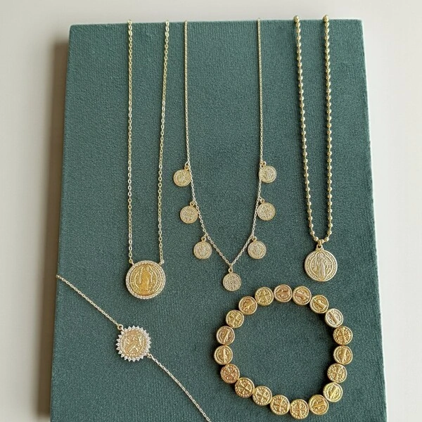 Colar e choker bolinhas com pingente medalha de são bento ouro18k