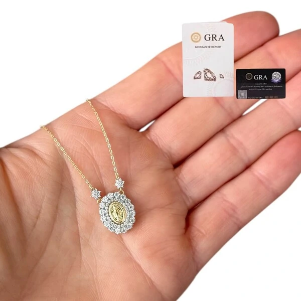Colar joia medalha nossa senhora das graças cravação princesa e florzinhas moissanite 0.05ct(1mm)pra