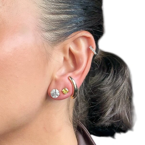 Brinco ear hook vírgula lisa ouro18k