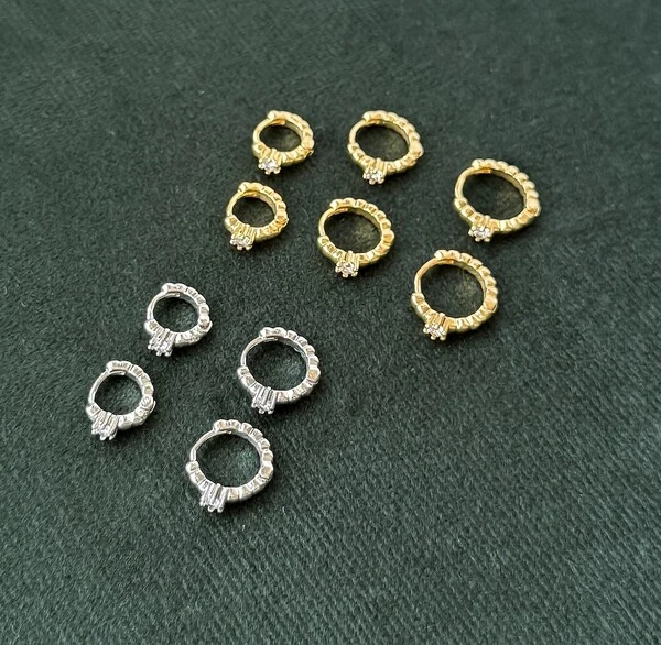 Brinco argola bolinhas com solitário central (escolha o tamanho)