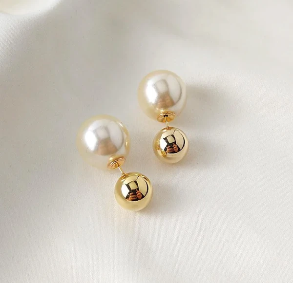 Brinco classico inspired bola com tarraxas de pérola