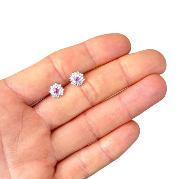 Brinco joia formato flor com miolo safira rosa 8mm rodio