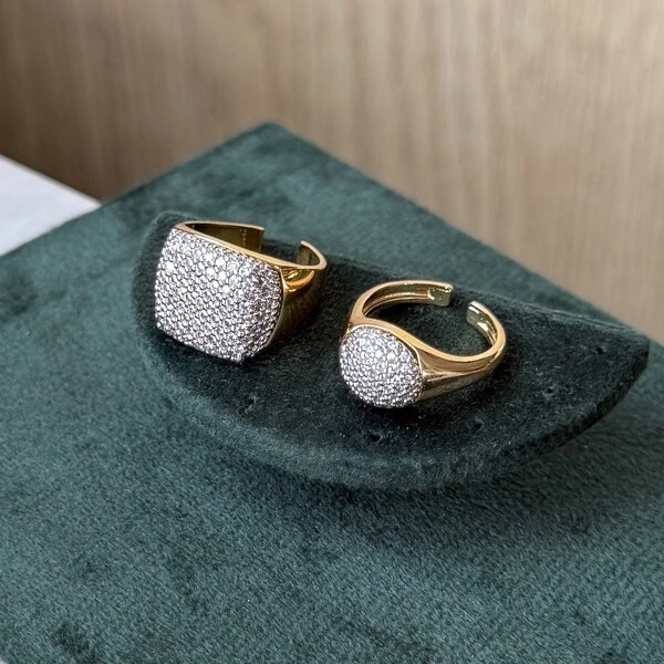 Anel dedinho signet quadrado cravação pavê regulável ouro18k