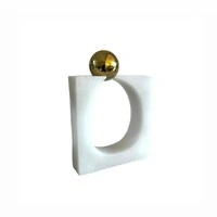 Escultura Decorativa Contemporânea com Esfera Dourada