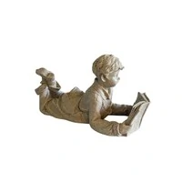 Escultura Decorativa Menino Lendo em Polirresina