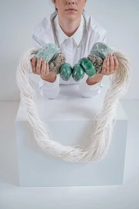 Colar Decorativo em Quartzo Verde e Pirita na Seda Rústica