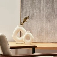 Vaso Decorativo em Cerâmica Off-White Vazado