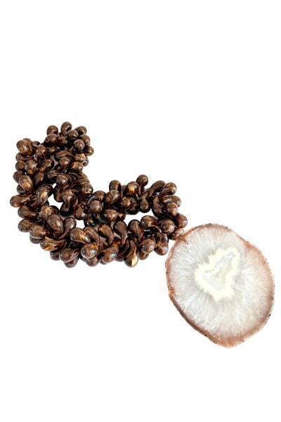 Foto Colar Decorativo Marrom em Resina e Chapa de Ágata