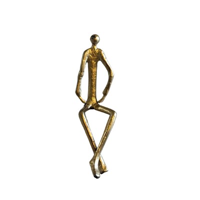 Foto Escultura Decorativa Homem Sentado em Metal Dourado Fosco