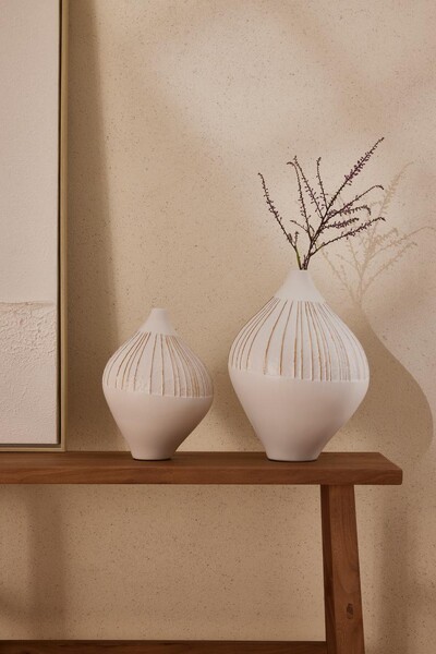 Foto Vaso Branco em Cerâmica com Frisos Dourados