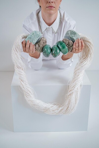 Foto Colar Decorativo em Quartzo Verde e Pirita na Seda Rústica