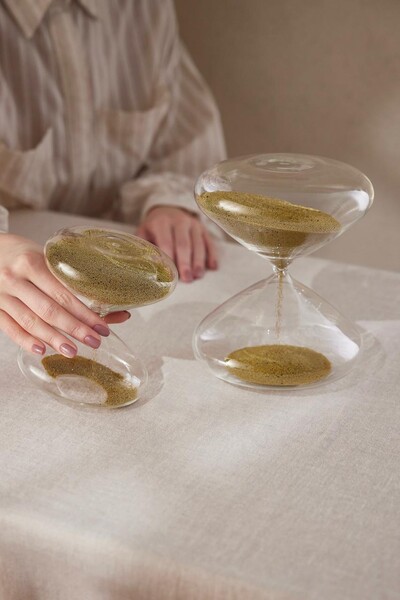 Foto Ampulheta em Vidro com Areia Dourada