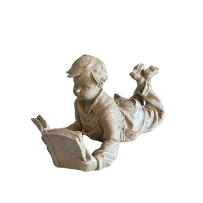Foto Escultura Decorativa Menino Lendo em Polirresina