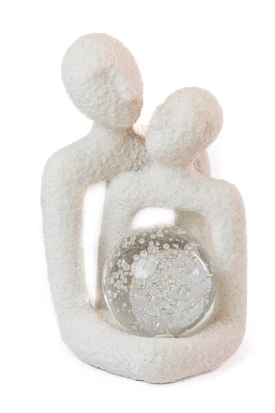 Foto Escultura Casal em Polirresina com Esfera de Vidro
