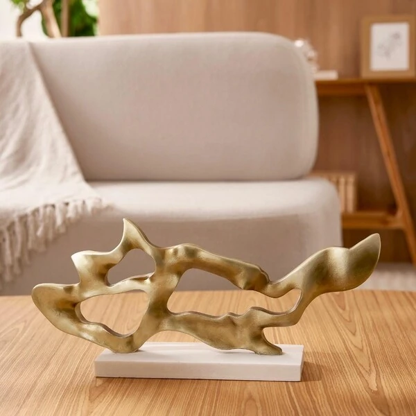 Escultura Orgânica Dourada com Base Branca