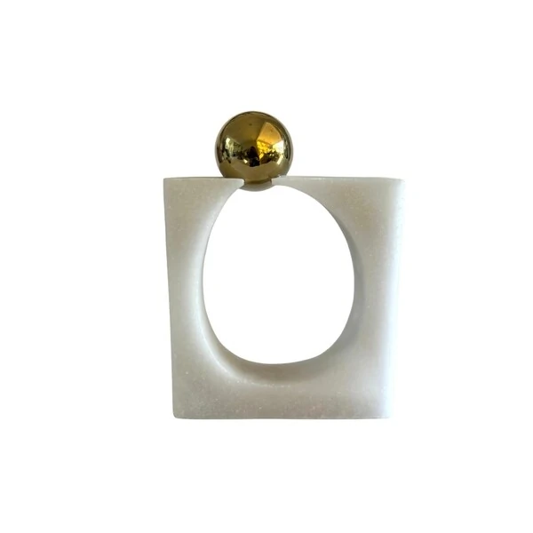 Escultura Decorativa Contemporânea com Esfera Dourada