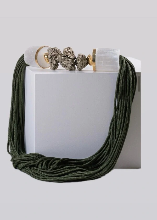 Colar Decorativo em Selenita e Pirita na Corda Náutica Verde