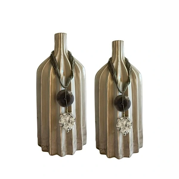 Vaso Decorativo em Cerâmica Cinza com Colar Artesanal em Pedra Natural