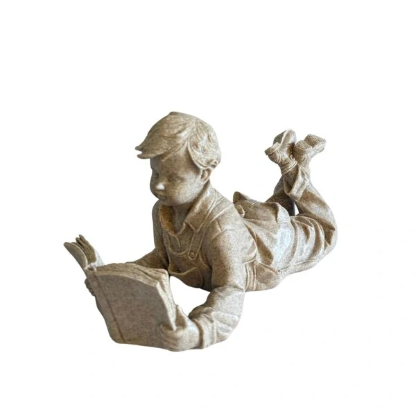 Escultura Decorativa Menino Lendo em Polirresina