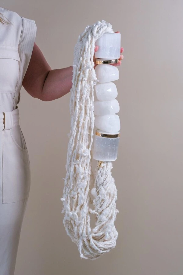 Colar Decorativo em Quartzo Branco e Selenita no fio de Seda Primitivo