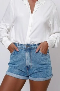 Short Mom Jeans Over Marmorizado