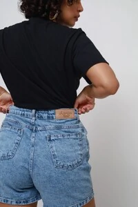 Short Mom Jeans Over Marmorizado