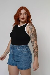 Short Mom Jeans Over Marmorizado