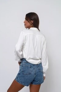 Short Mom Jeans Over Marmorizado