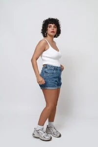 Short Mom Jeans Over Marmorizado