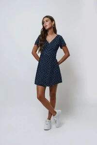 Vestido Curto Envelope Poá Viscose