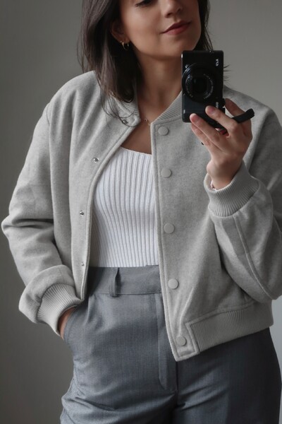 Foto Jaqueta Bomber Cropped Lã batida Cinza