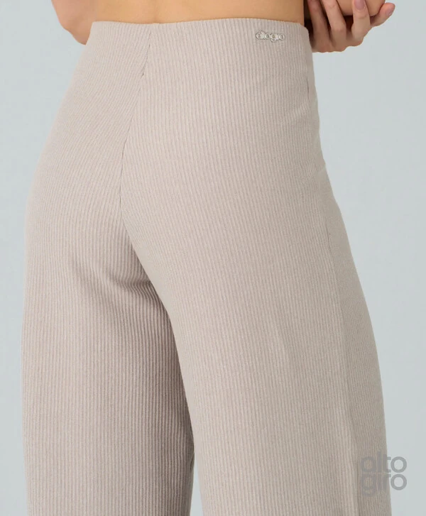 Calça Reta Canelada Confy Alto Giro