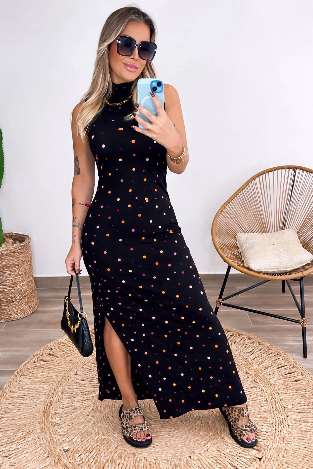 FotoVestido Midi Canelado com Gola Alta e Fenda – Modelagem Elegante