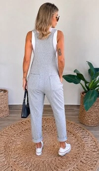 Jardineira Feminina em Moletinho com Zíper Frontal