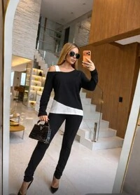 Conjunto Feminino em Moletinho com Ombro Vazado e Aplicação de Strass
