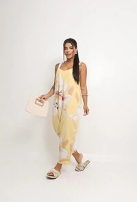 Macacão Pantacourt em Viscose com Bolsos